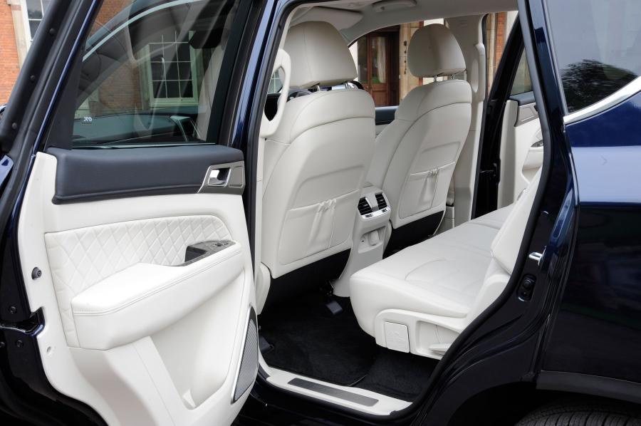 Интерьер SsangYong Rexton Ultimate 2017 года  (UK) (фото 5 из 12)